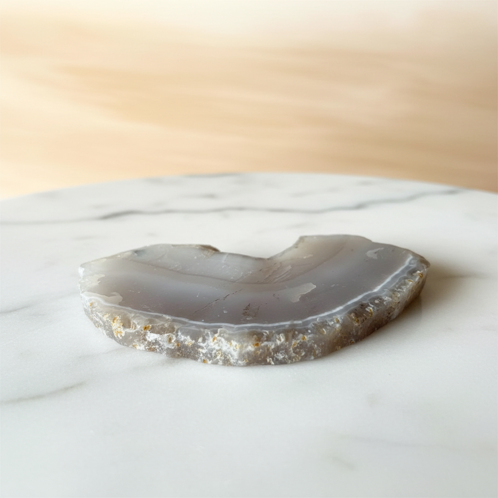 Fetta agata grigia - flatlay marmo bianco