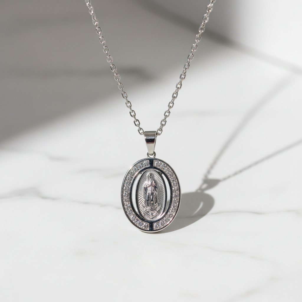 Collana Medaglia Miracolosa silver su marmo bianco