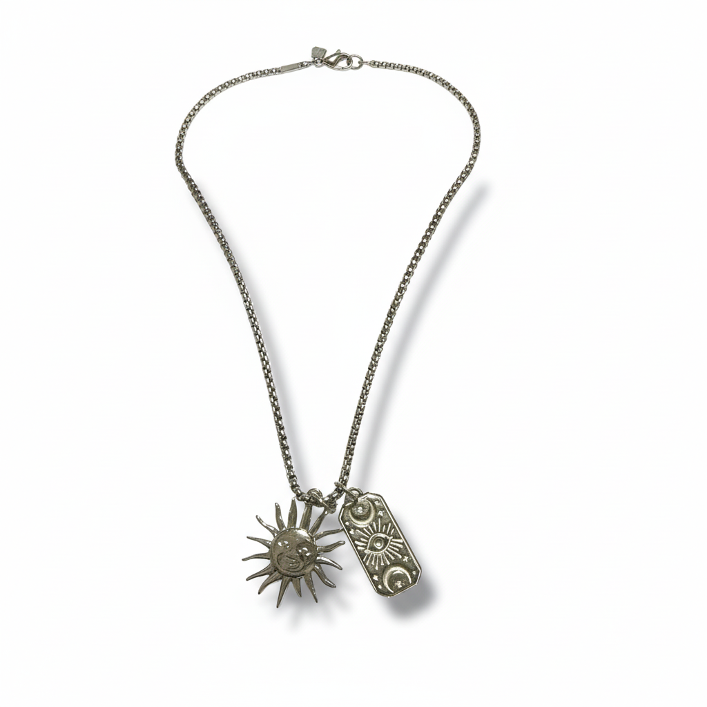 Collana Sole e Luna Tarocchi flat lay sfondo bianco