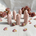 Obelischi opale rosa su lino con fiori rosa