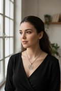 Collana Triquetra indossata donna luce naturale