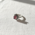 Anello tormalina su lino bianco