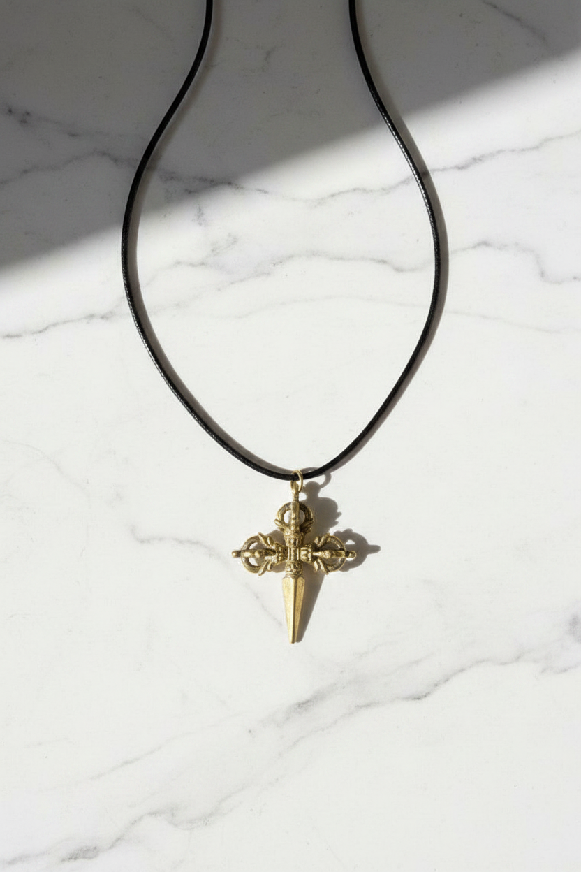 Collana Phurba - flatlay marmo bianco