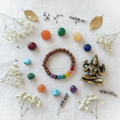 Bracciale Rudraksha flat lay con cristalli chakra e statua Shiva