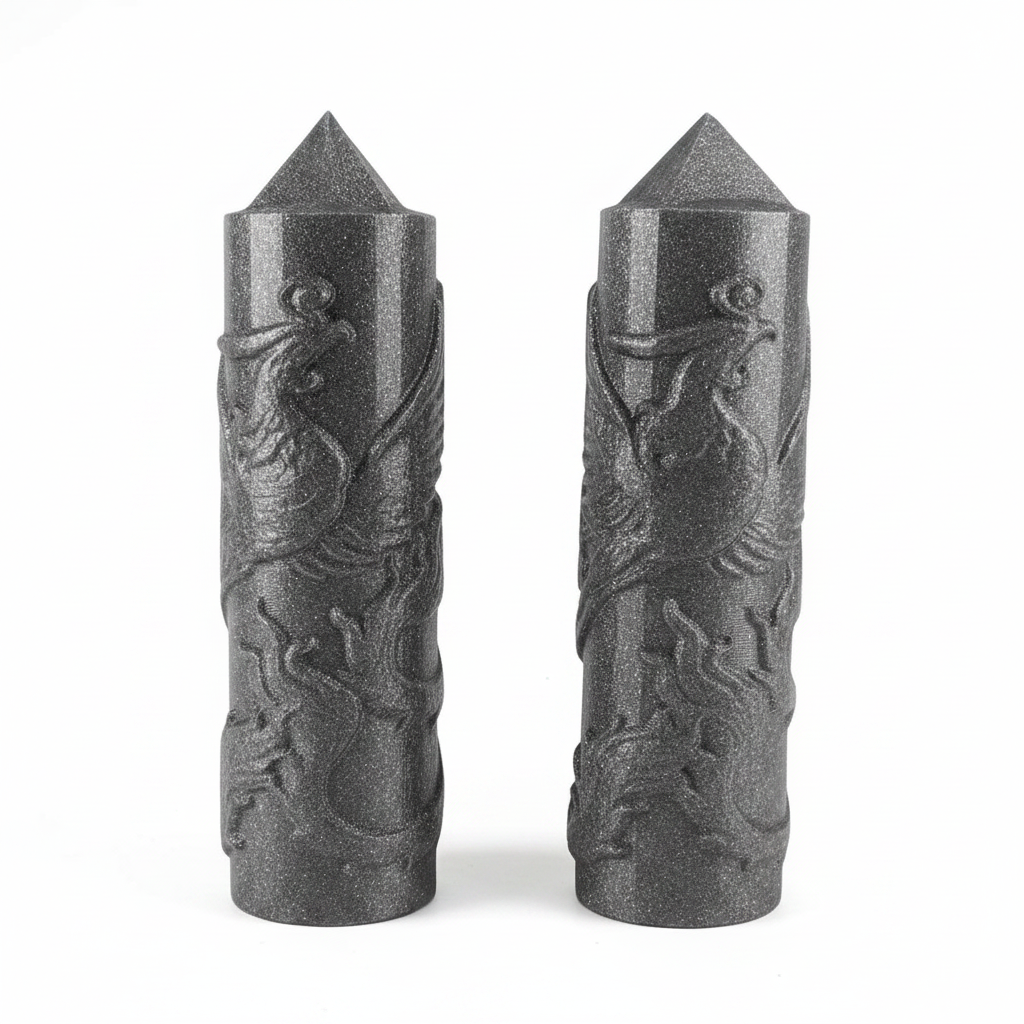 Torri di shungite con drago scolpito su sfondo bianco studio
