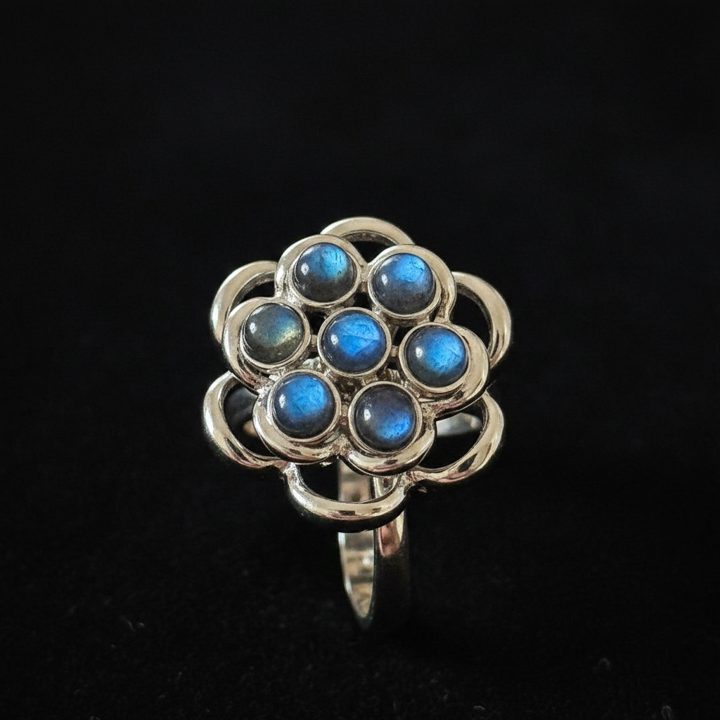 Anello labradorite fiore macro close-up