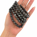 Gruppo di bracciali in yooperlite su fondo bianco