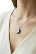 Collana Luna Ematite indossata - TikTok sfondo bianco