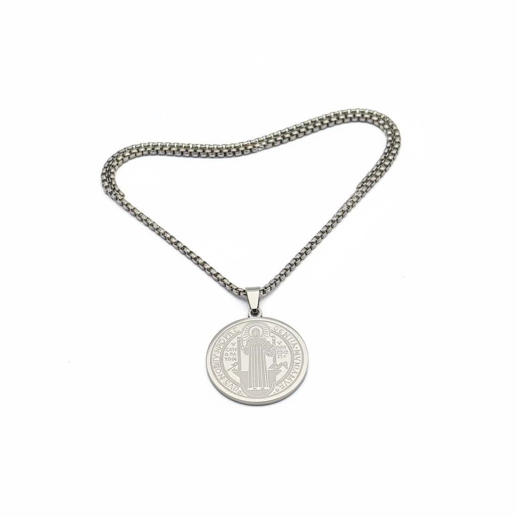 Collana San Benedetto acciaio inox su sfondo bianco