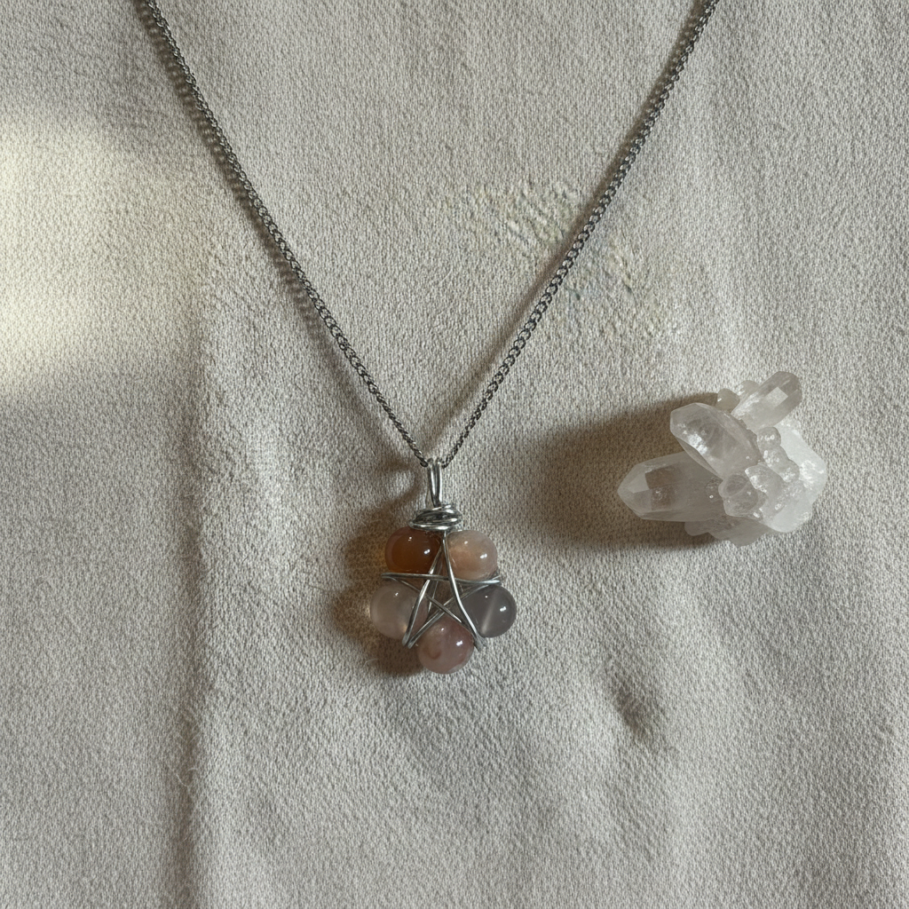 Collana Pentacolo Agata Sakura - composizione con cristallo su lino