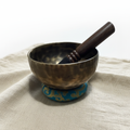 Campana tibetana scura - lifestyle su lino