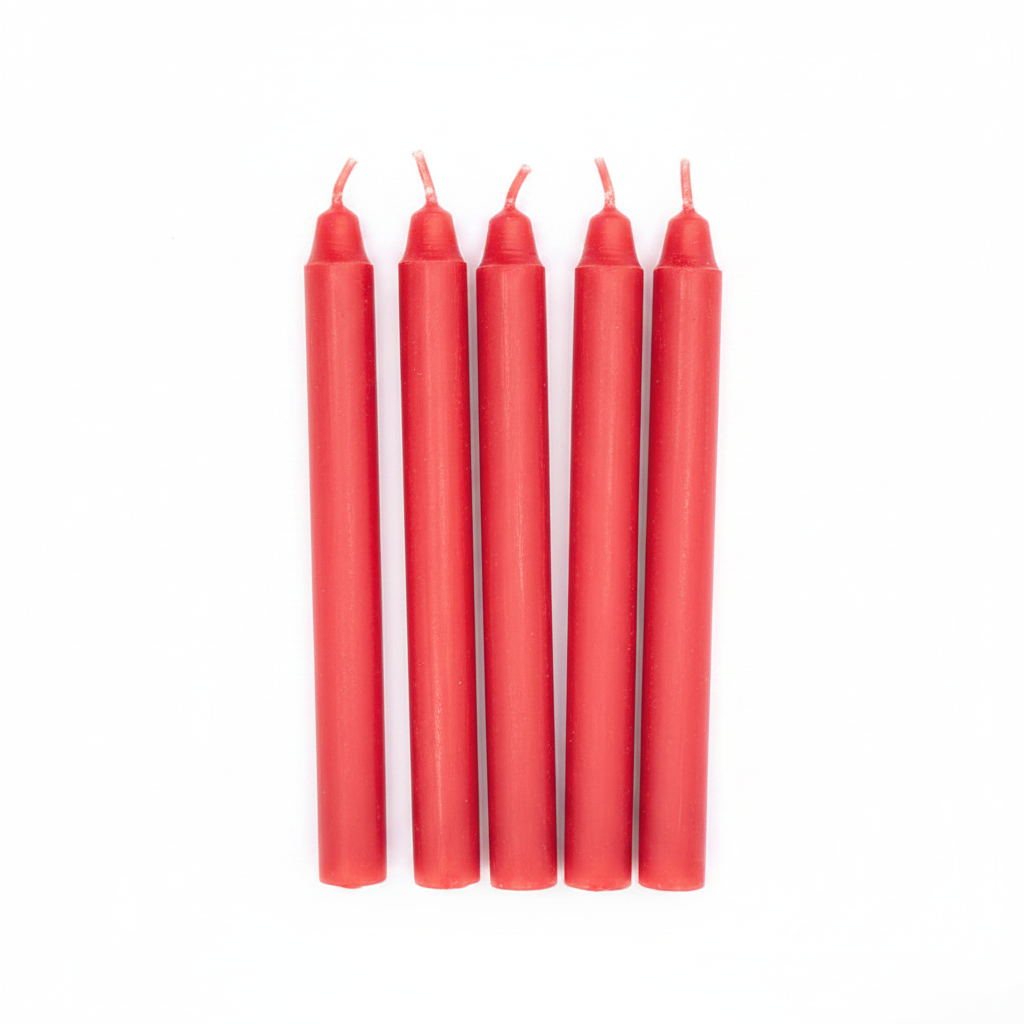 5 candele rosse per rituali sfondo bianco