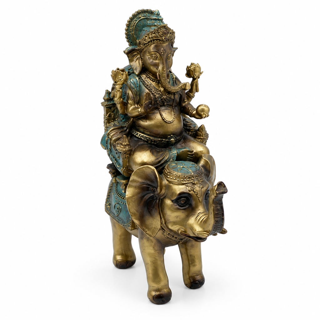 Statua di Ganesh in resina su fondo bianco da studio