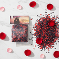 Granuli di incenso Attrazione flat lay su marmo con petali di rosa