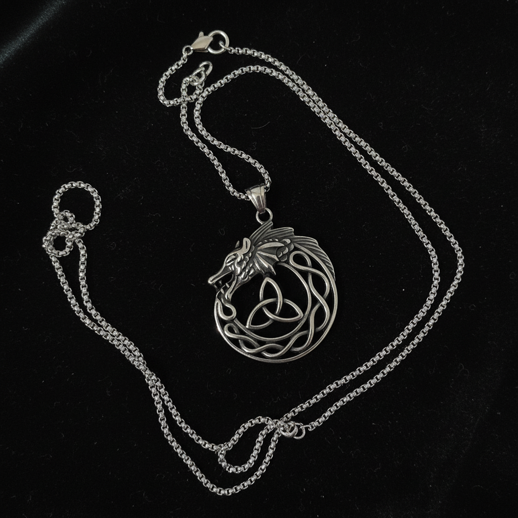 Collana Triquetra Celtica - flat lay velluto