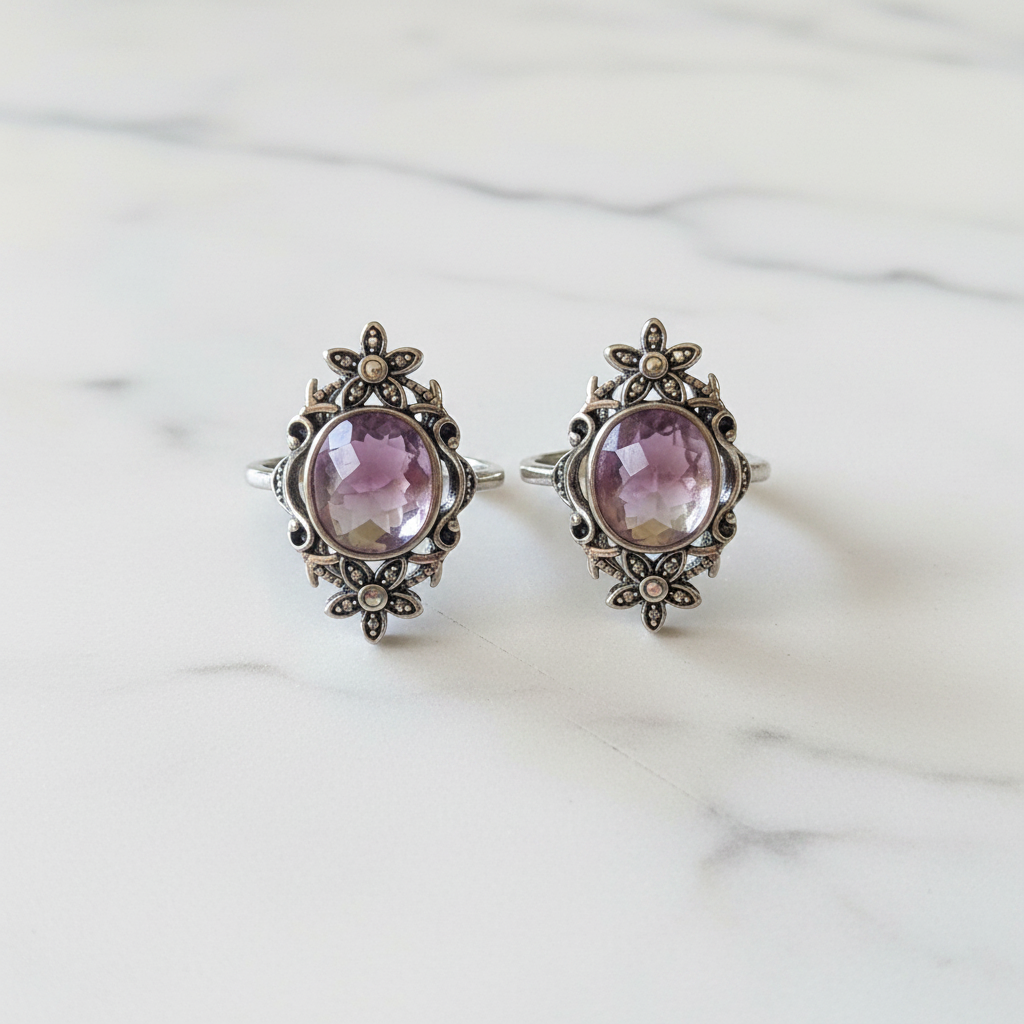 Anello fluorite rainbow flatlay marmo