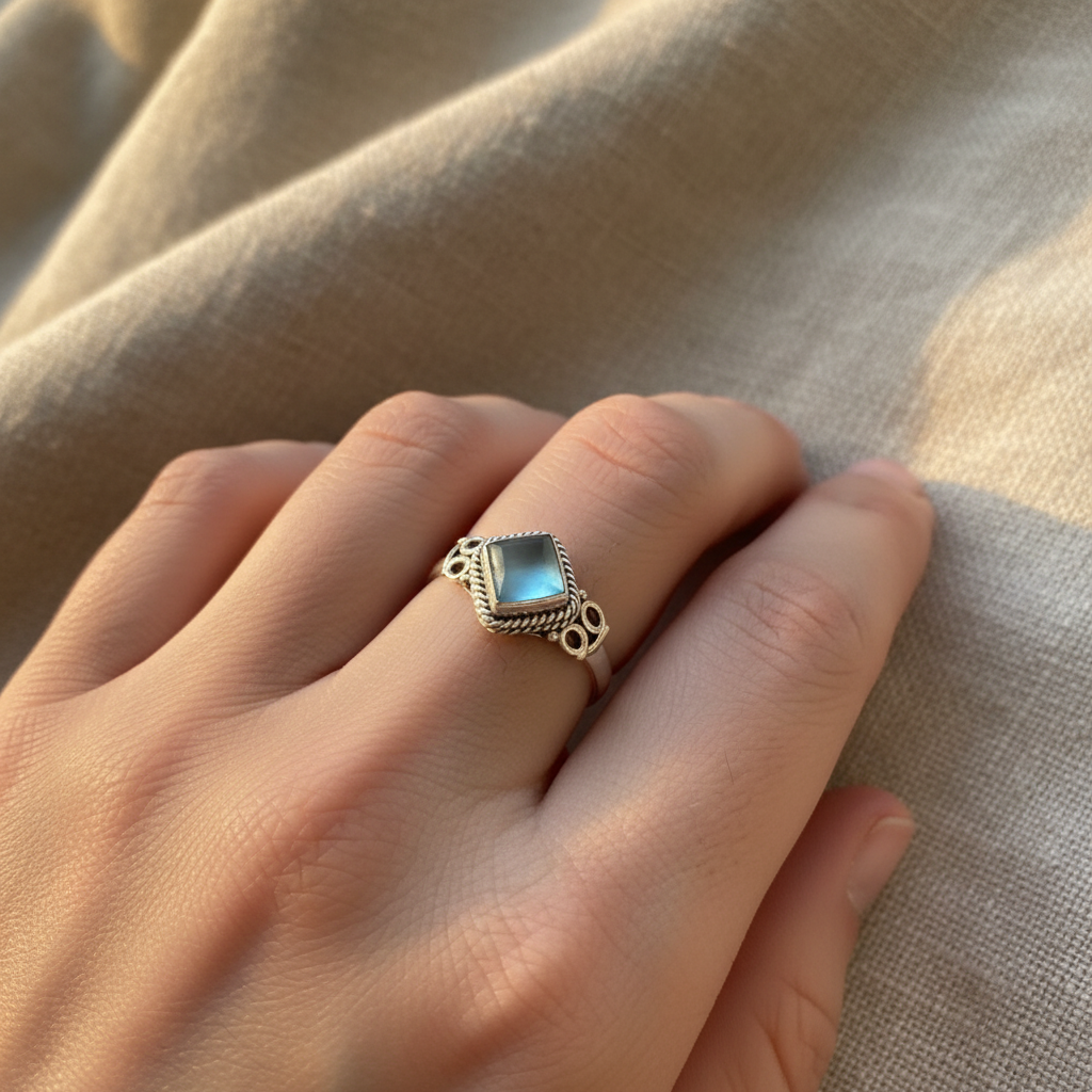Anello acquamarina argento lifestyle indossato