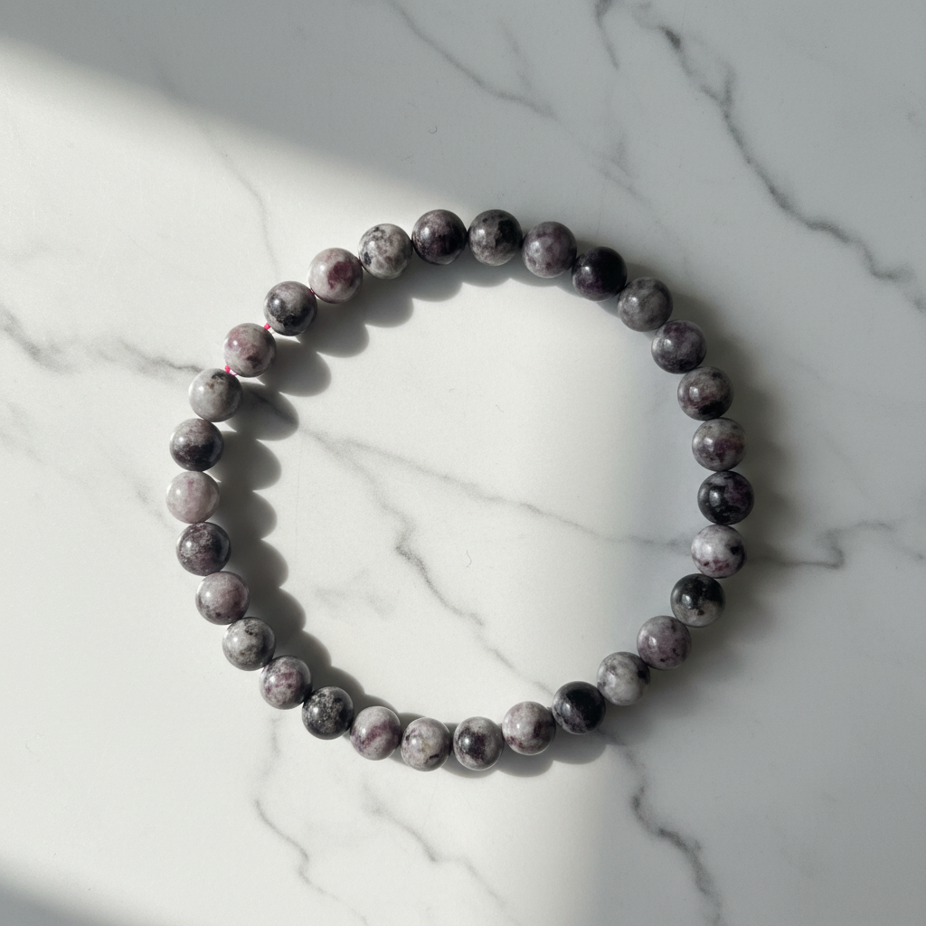 Bracciale tormalina flatlay su marmo