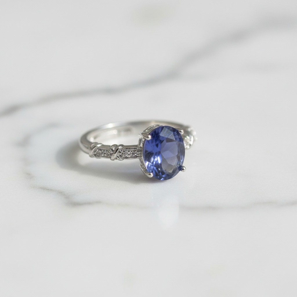 Anello fluorite blu su marmo bianco