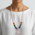Mala quarzo rosa 7 chakra indossata come collana lunga