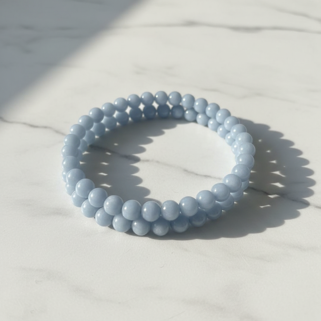 Bracciale angelite flatlay su marmo