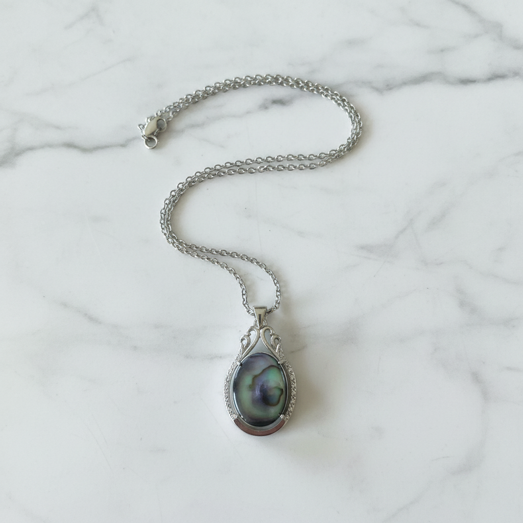 Collana madreperla nera flatlay su marmo