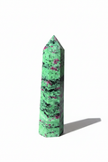 Torre ruby zoisite - verticale sfondo bianco