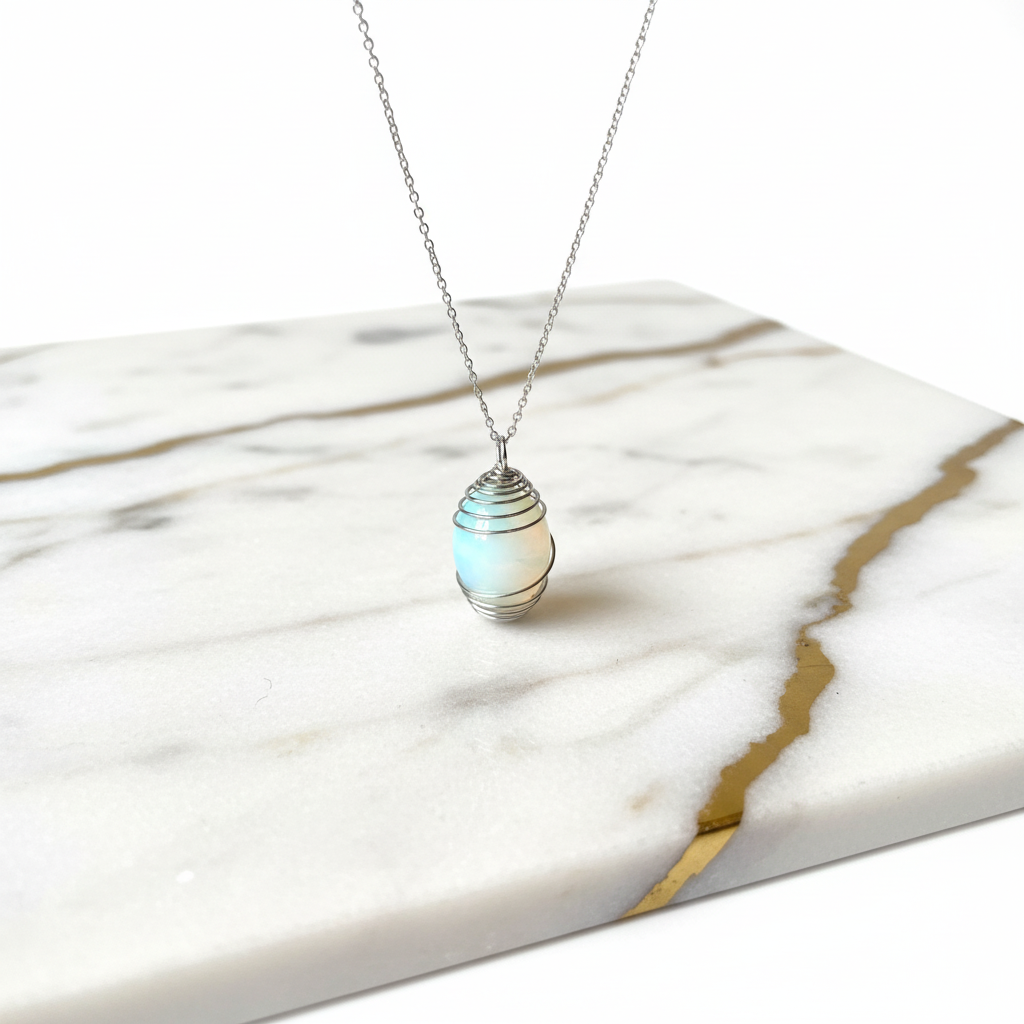 Collana Gabbia Opalite su marmo bianco