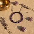 Bracciale agata viola lifestyle su lino con lavanda