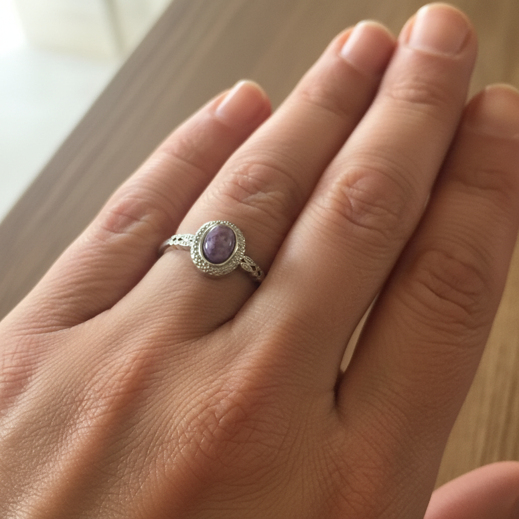 Anello charoite indossato mano intera