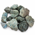 Apatite grezza su fondo bianco