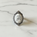 Anello howlite flatlay marmo