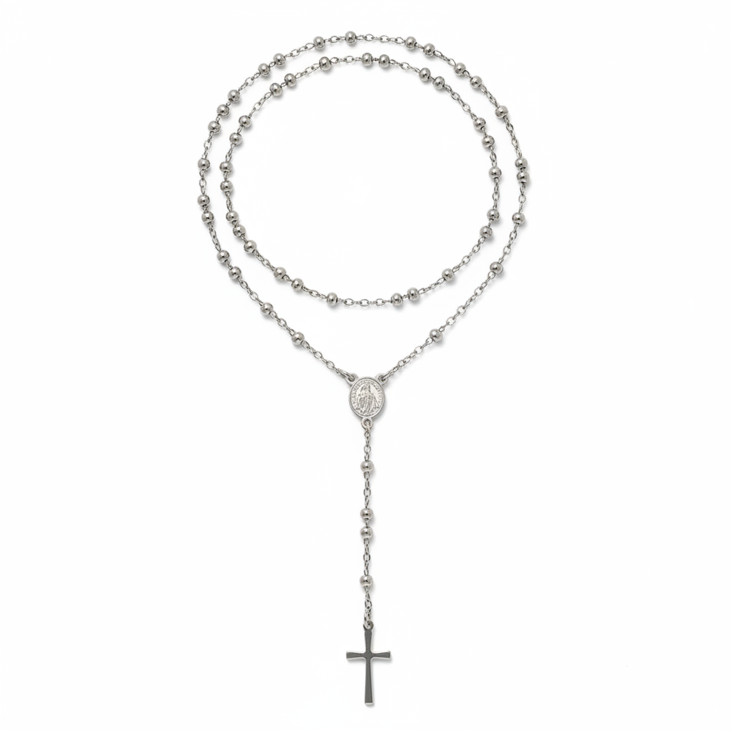 Collana Rosario Lungo con Croce flat lay sfondo bianco