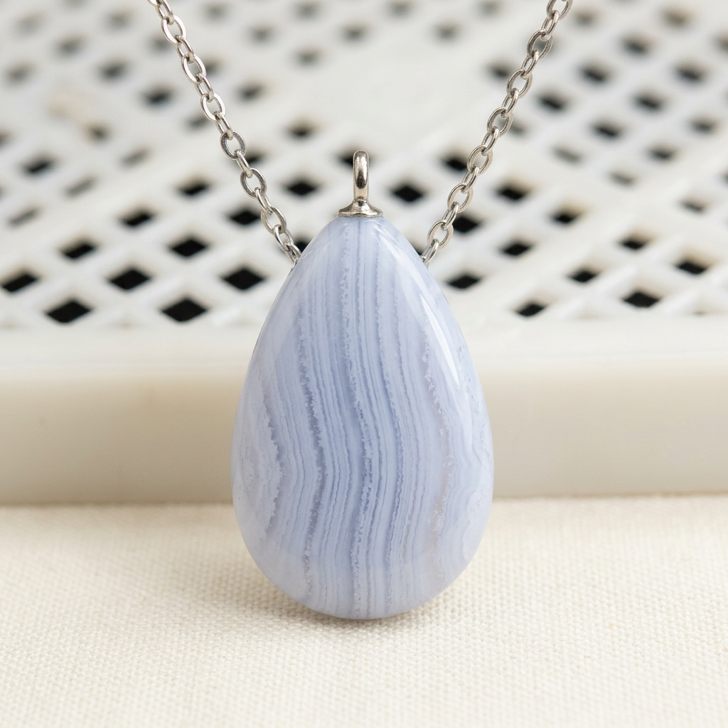 Dettaglio del cabochon Blue Lace senza cornice metallica