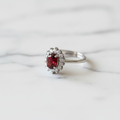 Anello granato su marmo bianco