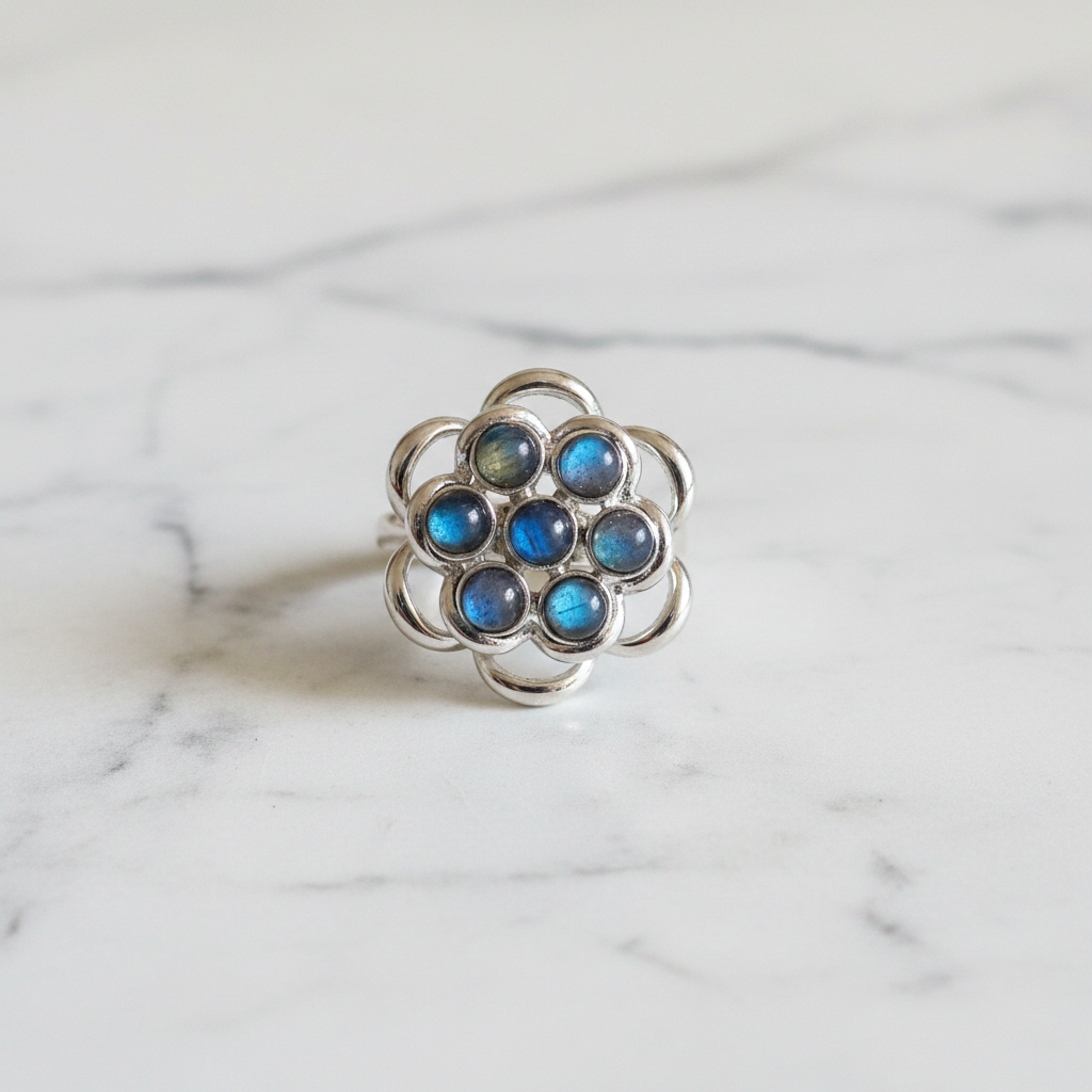 Anello labradorite fiore flatlay marmo