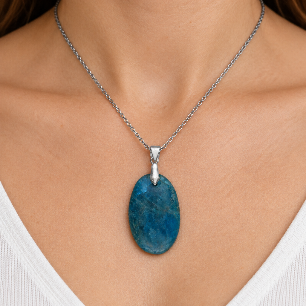 Collana in apatite indossata