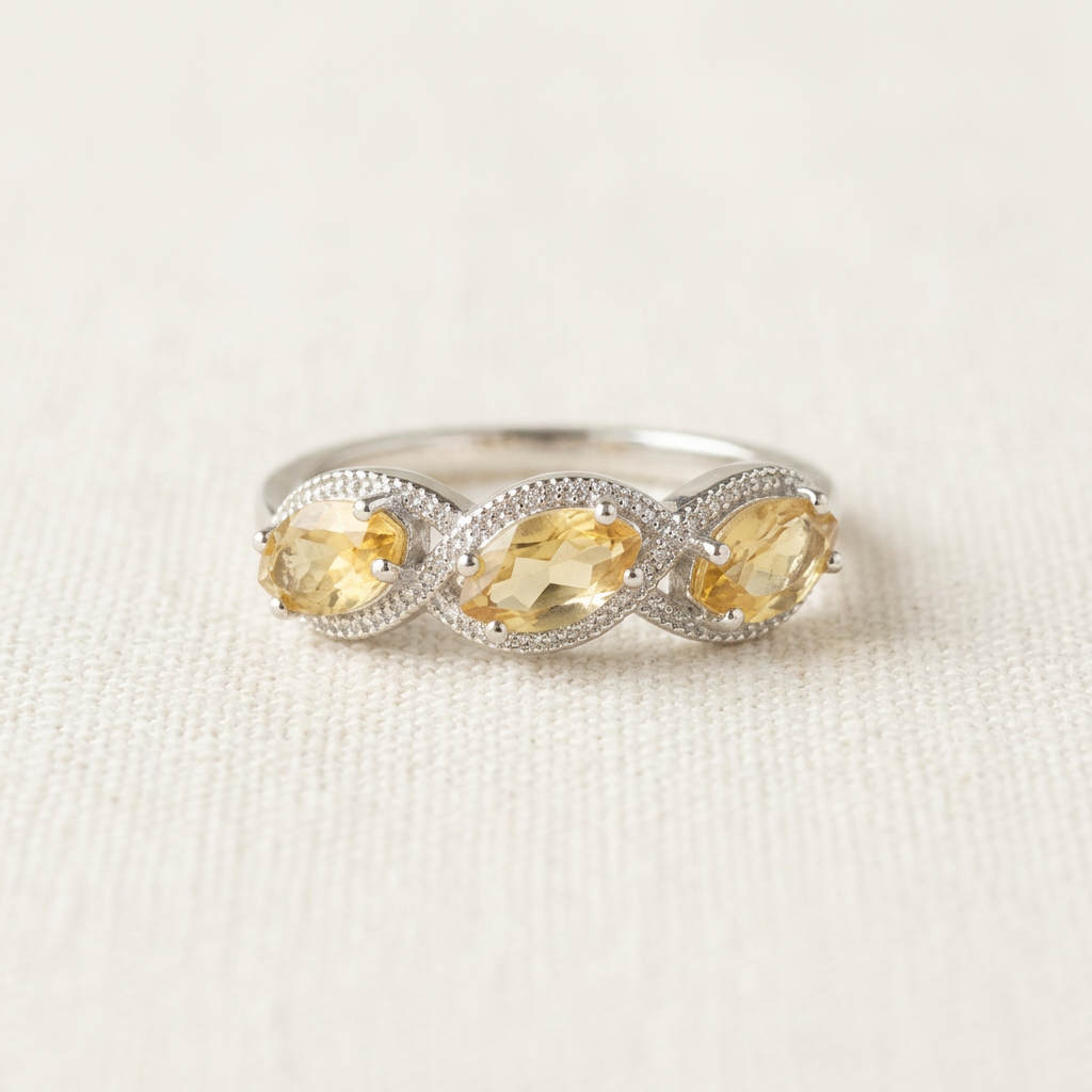 Anello 314 con tre citrini su lino avorio