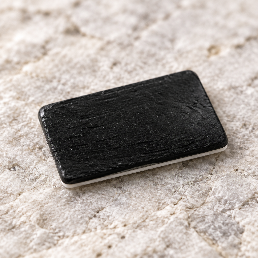 Dettaglio della superficie della piastra in shungite