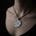 Collana Pentacolo Lucifero indossata dark feminine