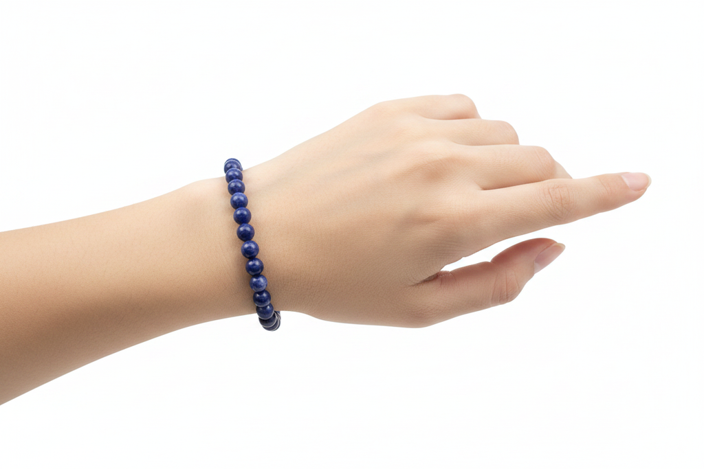 Bracciale sodalite 8mm indossato al polso