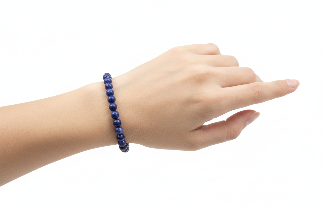 Bracciale sodalite 8mm indossato al polso