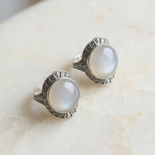 Anelli Moonstone su piano chiaro