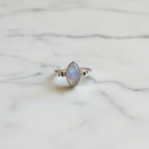 Anello labradorite bianca argento flatlay su marmo