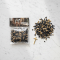 Granuli di incenso Pontificale flat lay su marmo con croce dorata