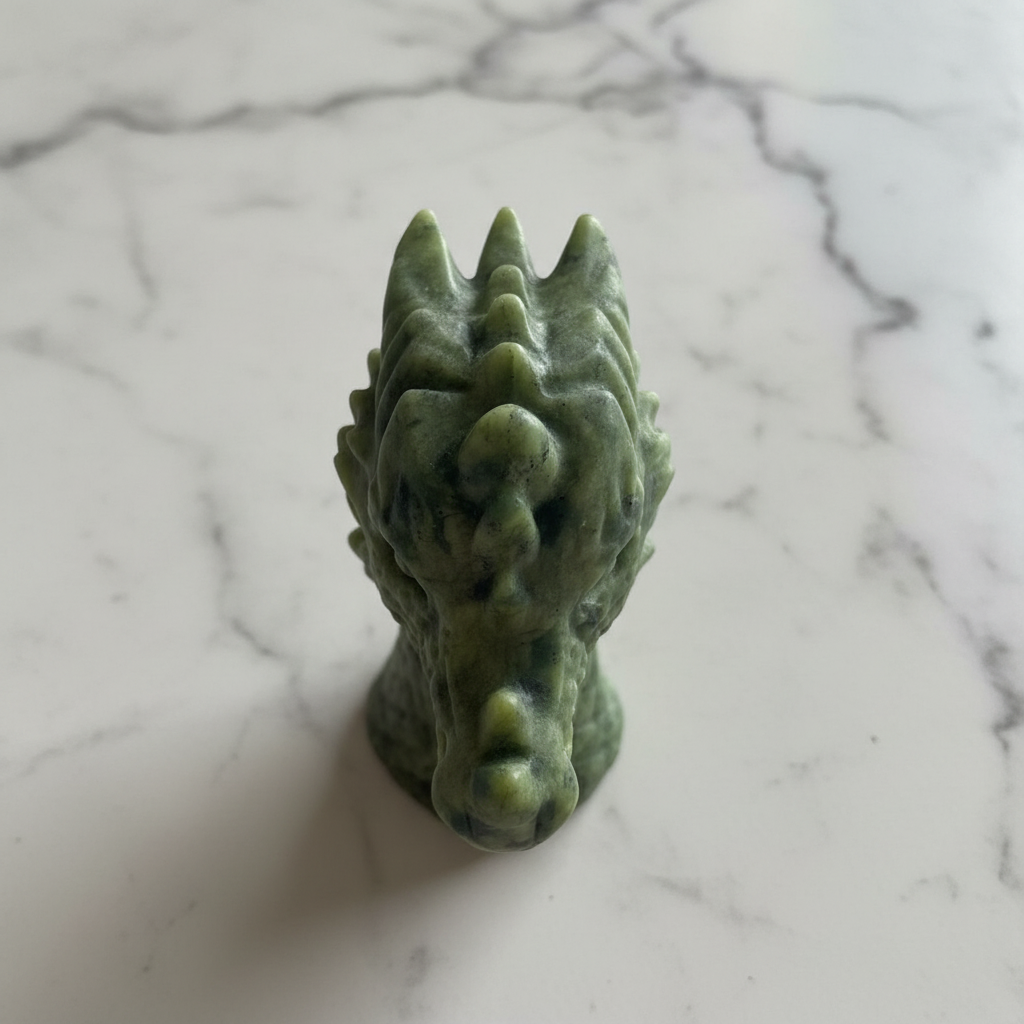 Testa di Drago in Giada Verde - flatlay su marmo