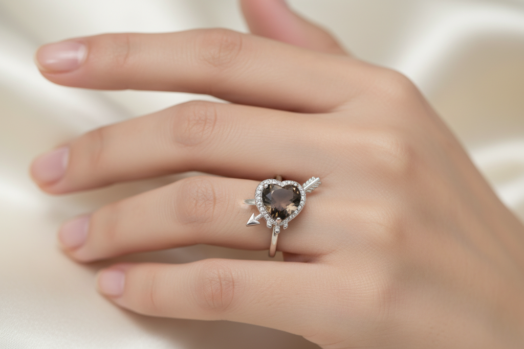 Anello cuore quarzo fumé indossato - lifestyle shot