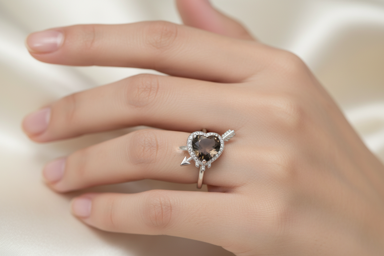 Anello cuore quarzo fumé indossato - lifestyle shot