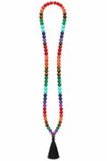 Japamala 7 Chakra con perle Om su sfondo bianco