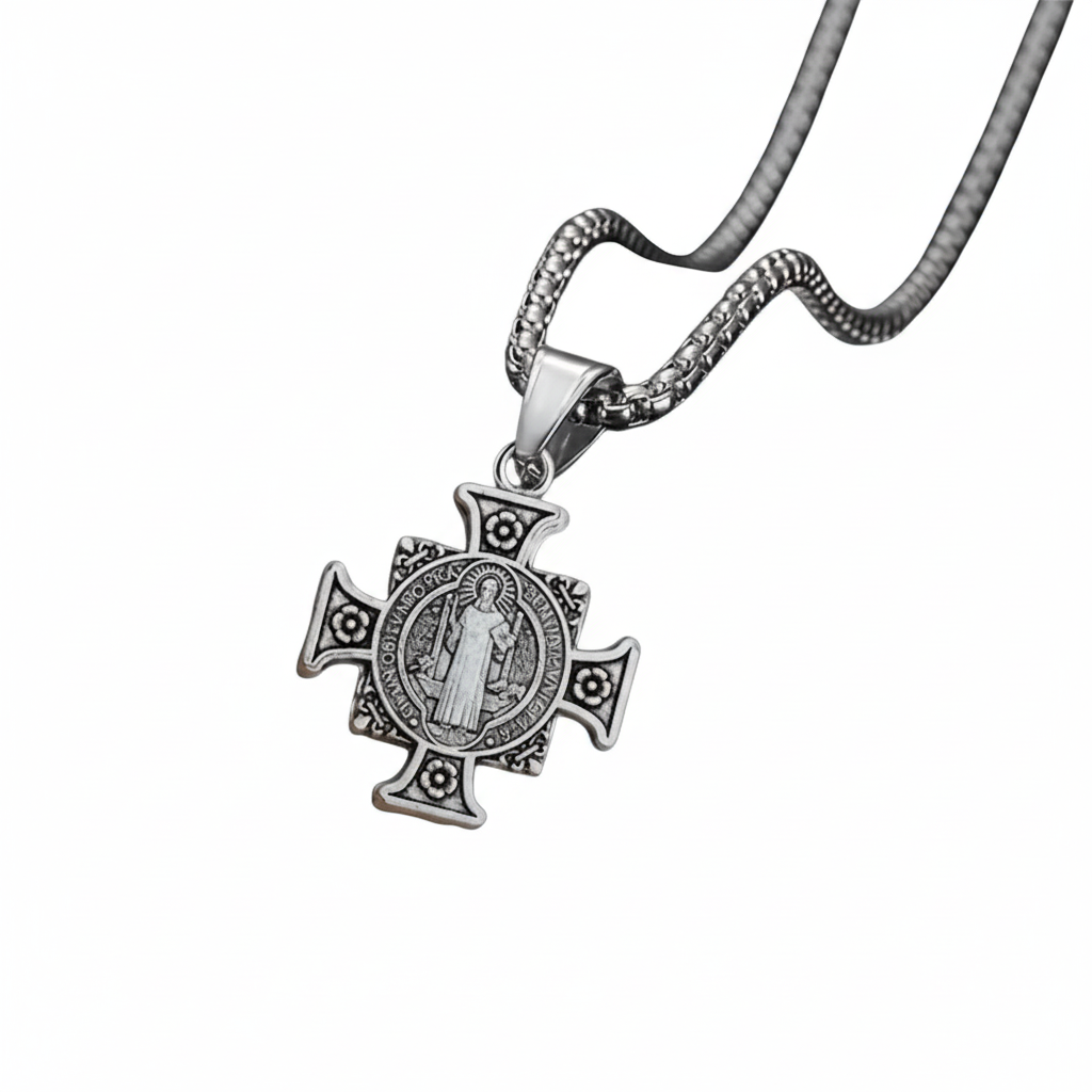 Collana San Benedetto - sfondo bianco